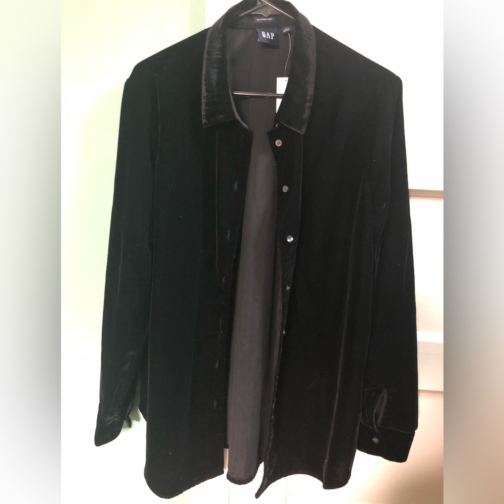Black, velvet, gap, button down shirt. Size Large. Tags on. Never worn